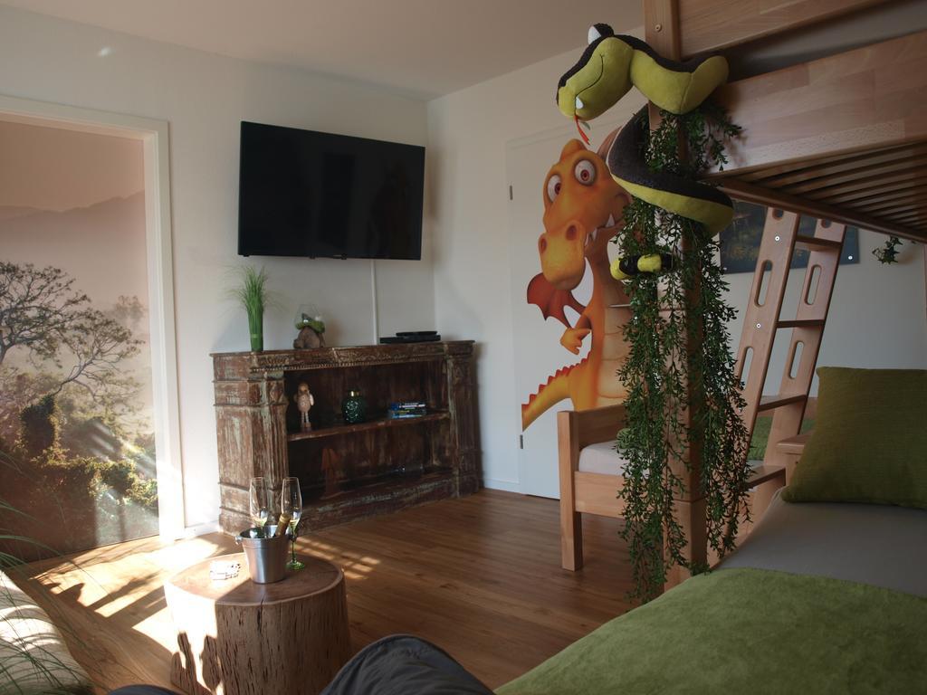 Avalon Apartments Rust Room photo